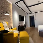 Apartment Noir & Honey - 10 Mins Walk To Center