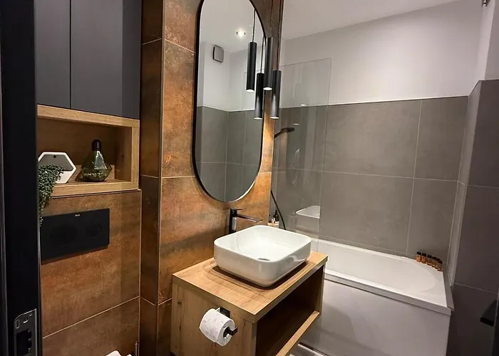 Noir & Honey - 10 Mins Walk To Center