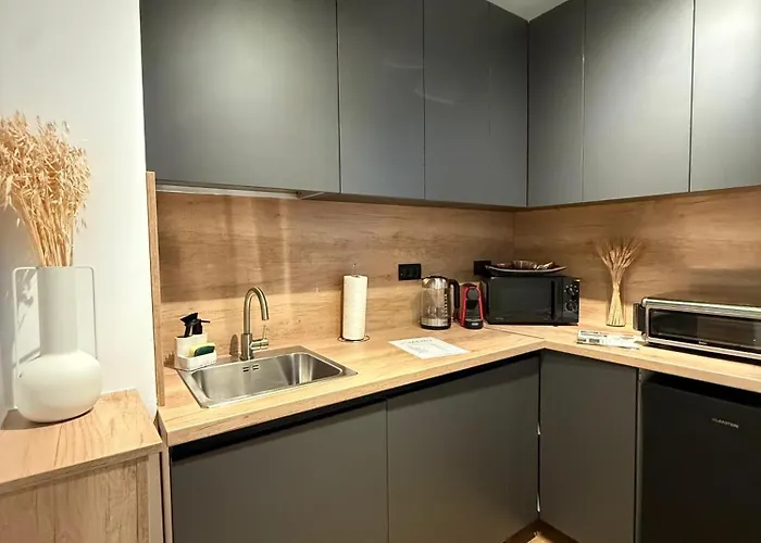 Noir & Honey - 10 Mins Walk To Center